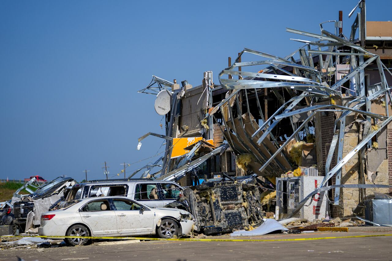 Daños en una parada de camiones tras el paso de un tornado, el domingo 26 de mayo de 2024, en Valley View, Texas. Poderosas tormentas dejaron un amplio rastro de destrucción el domingo en Texas, Oklahoma y Arkansas. (Foto AP/Julio Cortez)