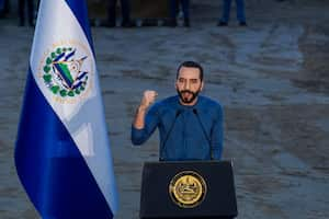 l presidente salvadoreño Nayib Bukele habla durante un evento para colocar la primera piedra del 'Hospital Rosales' el 15 de junio de 2023 en San Salvador, El Salvador