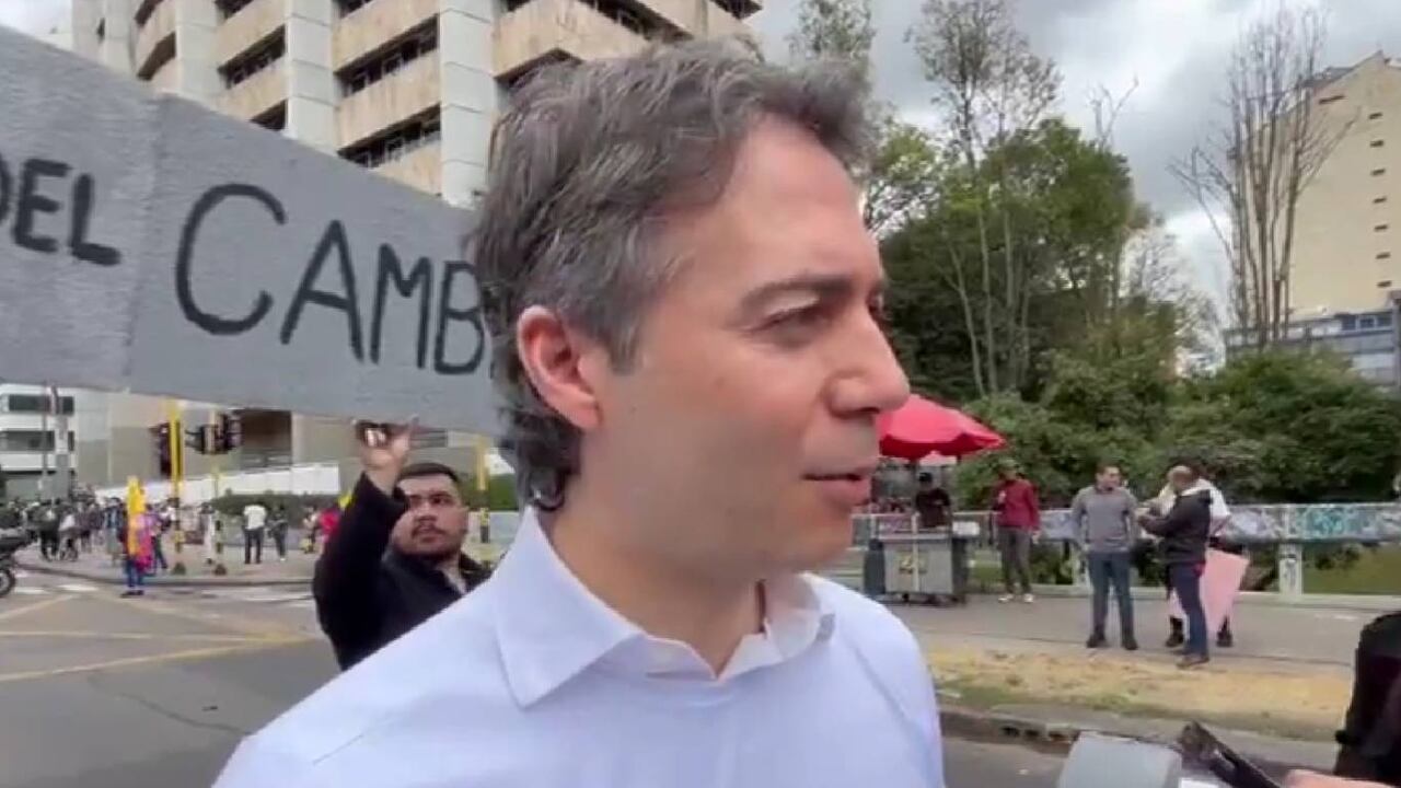 Daniel Quintero participa en las marchas convocadas por el gobierno.