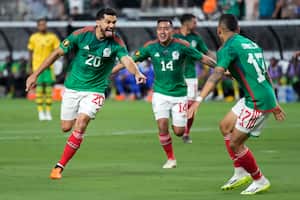 Henry Martín (izquierda), de la selección de México, festeja su gol ante Jamaica en la semifinal de la Copa de Oro, el miércoles 12 de julio de 2023 en Las Vegas (AP Foto/John Locher)