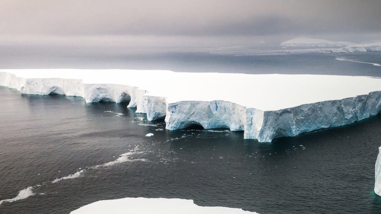 Este glaciar cerca de las Islas Melchior en la Antártida se desprendió por cuenta del calentamiento global