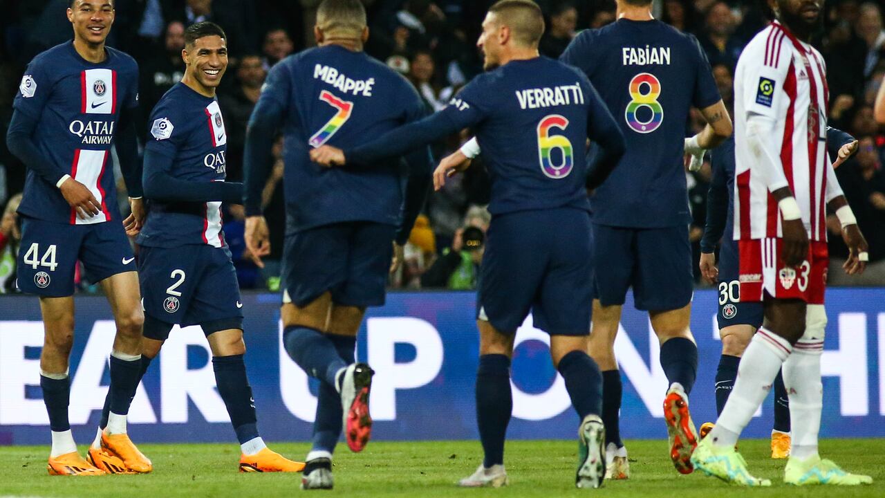 Jugadores del PSG en medio de una campaña contra la homofobia.