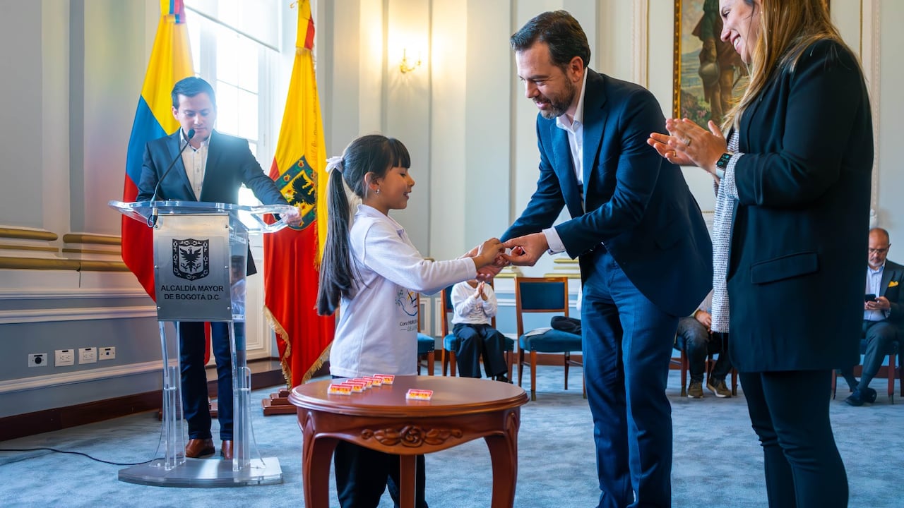 Alcalde Carlos Fernando Galán despidió a los niños y niñas del Coro Hijas e Hijos de la Paz