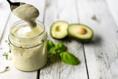 Si busca una opción más ligera y nutritiva para sus aderezos, la mayonesa de aguacate es la respuesta. Siga estos simples pasos y sorpréndase con el resultado.