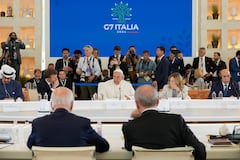 El papa Francisco (centro) pronuncia un discurso durante una sesión de la cumbre del G7, en Borgo Egnazia, en el sur de Italia, el viernes 14 de junio de 2024. (AP Foto/Andrew Medichini)