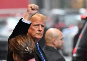 El expresidente estadounidense Donald Trump parte para su juicio por difamación por agresión sexual en Nueva York el 25 de enero de 2024.