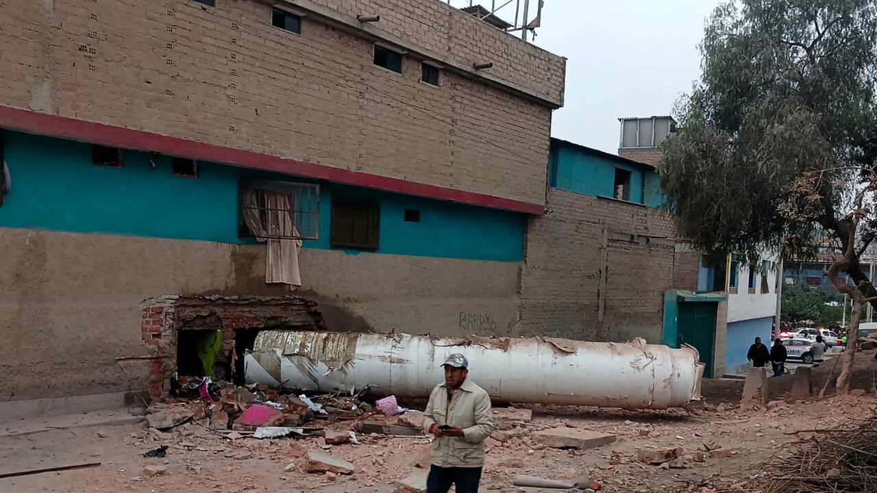 Esta fotografía publicada por la Policía Nacional del Perú muestra parte de los daños causados ​​por una deflagración en una gasolinera de Lima el 20 de mayo de 2024.
