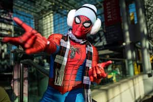 Un asistente vestido como Spider-Man posa durante la Comic Con de Nueva York en el Centro de Convenciones Jacob K. Javits el domingo 9 de octubre de 2022 en Nueva York.