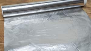 El papel aluminio en el colchón tiene grandes beneficios para dormir.