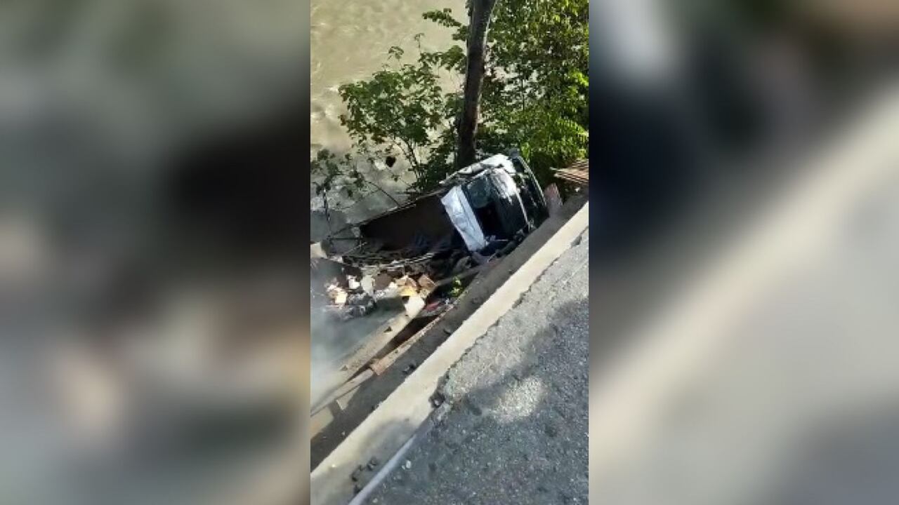 Vehículos de carga pesada se fueron junto al puente.