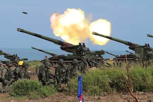 En esta foto publicada por la Agencia de Noticias Militares de Taiwán, los cañones de artillería taiwaneses disparan rondas reales durante los simulacros antiaterrizaje como parte de los ejercicios de Han Guang realizados a lo largo de la costa de Pingtung en Taiwán, el jueves 16 de septiembre de 2021. Los ejercicios militares de Han Guang están diseñados para preparar a las fuerzas de la isla para un ataque de China, que reclama a Taiwán como parte de su propio territorio. Foto AP / Agencia de Noticias Militares