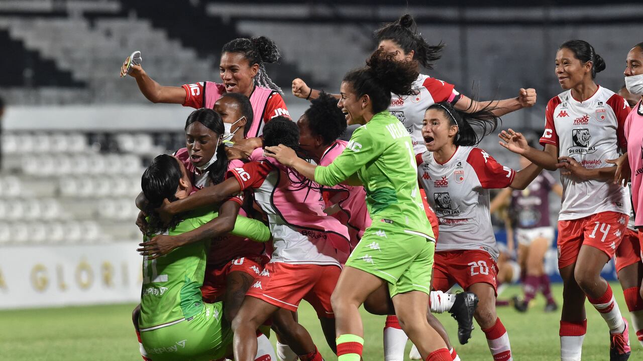 Las jugadoras colombianas de Santa Fe celebran tras vencer a la brasileña Ferroviaria por penales durante el partido de fútbol semifinal de la Copa Libertadores femenina en el estadio José Manuel Ferreira de Asunción, el 15 de noviembre de 2021. (Foto de NORBERTO DUARTE / AFP)