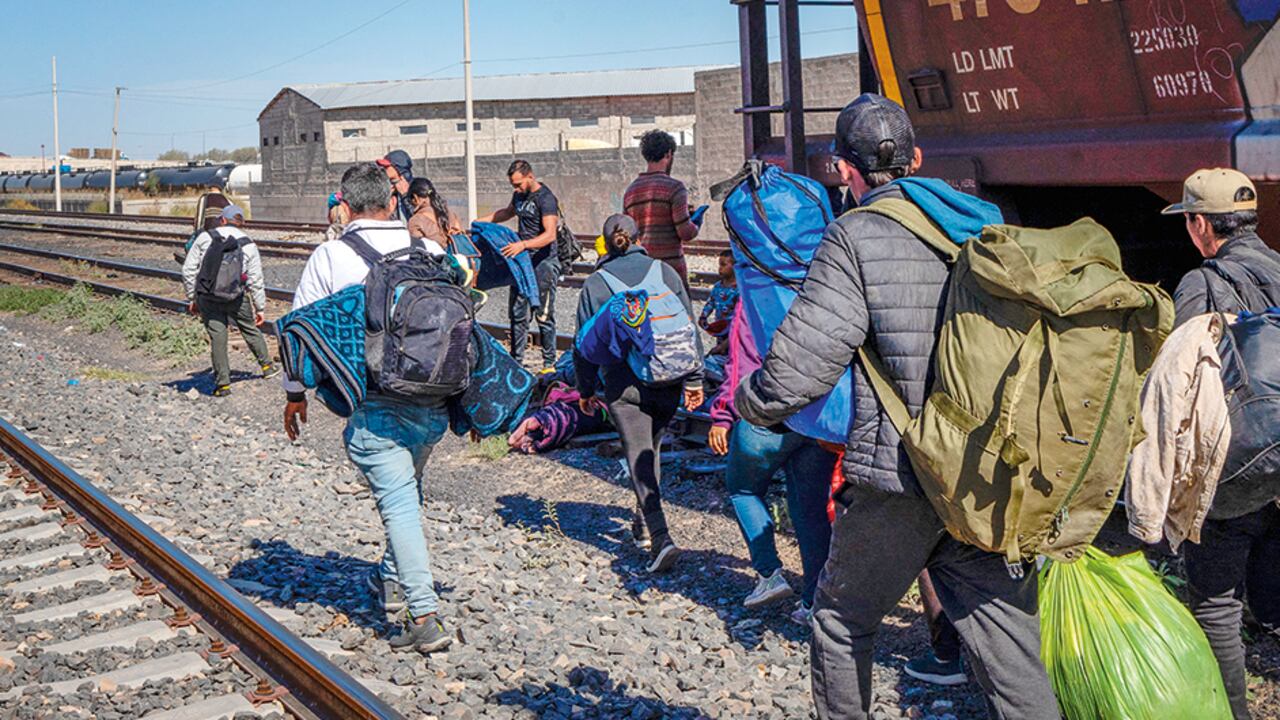   Cientos de personas intentan pasar a diario por la frontera que está en Ciudad Juárez y conecta con El Paso en el estado de Texas. Su meta: probar suerte en Estados Unidos. 