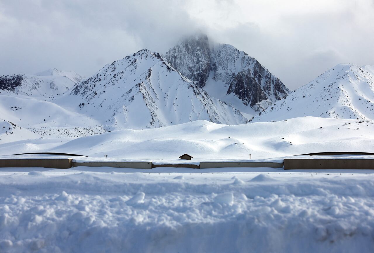 LAGOS MAMMOTH, CALIFORNIA - 12 DE MARZO: Las nubes pasan por encima de las montañas cubiertas de nieve de Sierra Nevada, con los edificios del aeropuerto Mammoth Yosemite debajo, a raíz de un evento de río atmosférico que trajo fuertes nevadas a elevaciones más altas el 12 de marzo de 2023 cerca de Mammoth Lakes , California. Las montañas del este de Sierra Nevada actualmente tienen el 243 por ciento de su capa de nieve regular para esta época del año. California se prepara para otro poderoso evento fluvial atmosférico, que traerá más nieve a elevaciones más altas y lluvia a elevaciones más bajas, a partir de mañana. Mario Tama/Getty Images/AFP (Foto de MARIO TAMA/GETTY IMAGES NORTH AMERICA/Getty Images vía AFP)