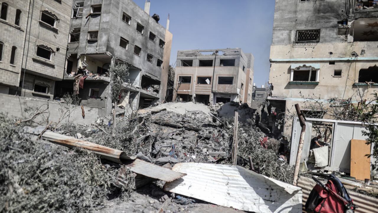 Vista de los edificios destruidos y dañados tras los ataques israelíes contra el campo de refugiados de Nuseirat en la ciudad de Gaza