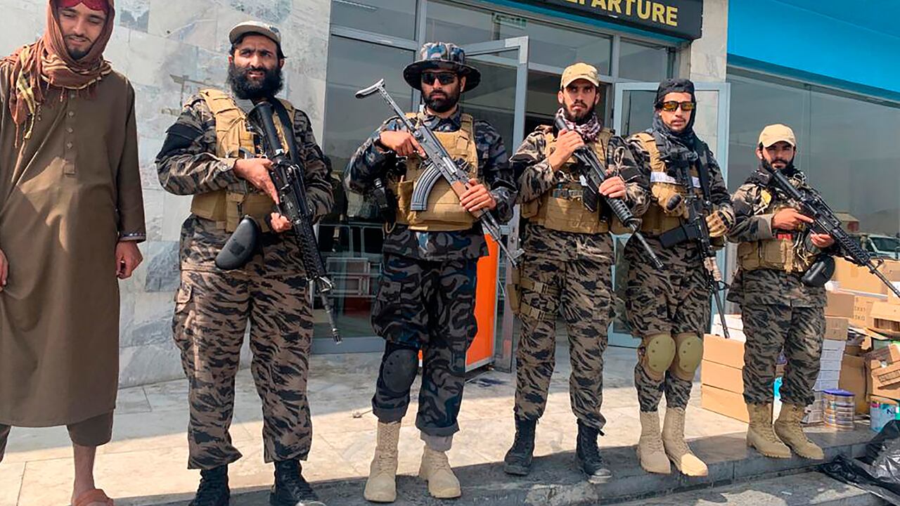 Talibanes en aeropuerto de Kabul