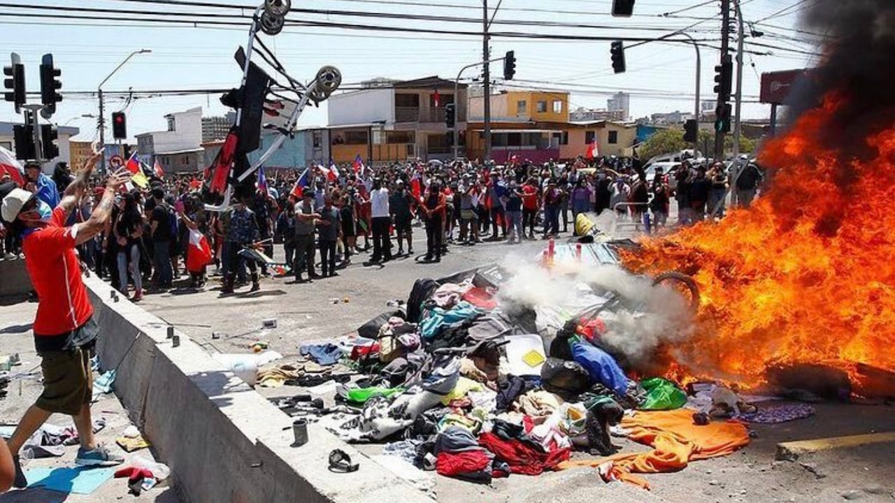 Este sábado, los habitantes de la ciudad de Iquique (Chile), quemaron las pertenencias de un grupo de migrantes venezolanos.