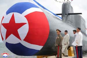 El líder norcoreano Kim Jong Un asiste a lo que los medios estatales informan que fue una ceremonia de lanzamiento de un nuevo submarino de ataque nuclear táctico en Corea del Norte 8 de septiembre de 2023.