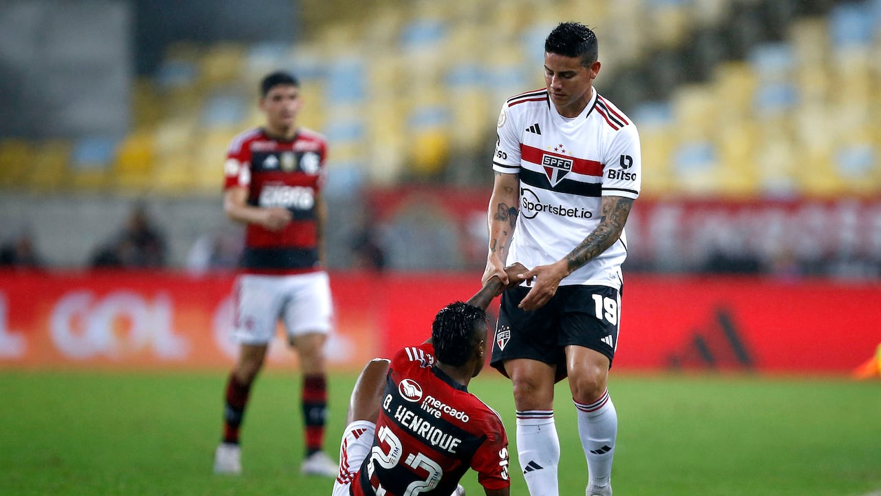 RIO DE JANEIRO, BRAZIL - AUGUST 13: James Rodriguez of Sao Paulo helps Bruno Henrique of Flamengo  during the match between Flamengo and Sao Paulo as part of Brasileirao 2023 at Maracana Stadium on August 13, 2023 in Rio de Janeiro, Brazil. (Photo by Wagner Meier/Getty Images)