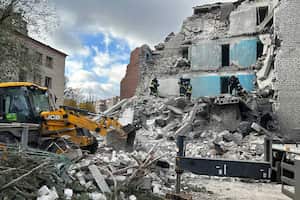Esta fotografía tomada y publicada por el Servicio de Emergencia de Ucrania el 17 de octubre de 2023 muestra a los rescatistas limpiando escombros para encontrar a las personas bajo los escombros de un edificio residencial destruido.