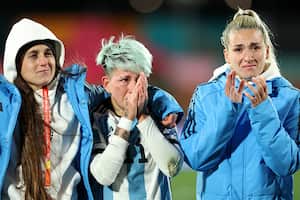 Los jugadores de Argentina muestran abatimiento después de la derrota del equipo por 0-2 en el partido del Grupo G de la Copa Mundial Femenina de la FIFA Australia y Nueva Zelanda 2023 entre Argentina y Suecia en el Estadio Waikato el 2 de agosto de 2023 en Hamilton, Nueva Zelanda . (Foto de Buda Mendes/Getty Images)