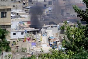 Columnas de humo suben durante un tercer día de enfrentamientos entre facciones palestinas en el campo de refugiados de Ein el-Hilweh, en Líbano, el lunes 31 de julio de 2023. (AP Foto/Mohammad Zaatari)