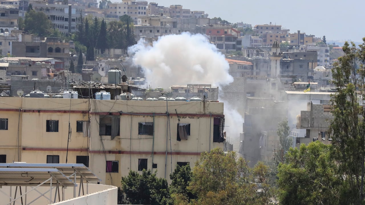 l humo se eleva durante enfrentamientos entre miembros del grupo palestino Fatah y milicianos islamistas en el campo de refugiados palestinos de Ein el-Hilweh, cerca de la ciudad portuaria de Sidón, en el sur de Líbano, el domingo 30 de julio de 2023. (AP Foto/Mohammad Zaatari)