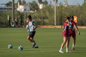 La nueva seleccionadora de España, Montse Tomé, durante el entrenamiento en las instalaciones de Oliva Nova Sports.