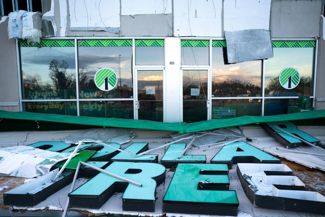 Una tienda Dollar Tree dañada por la tormenta después de que el huracán Idalia cruzara el estado el 30 de agosto de 2023 en Perry, Florida.