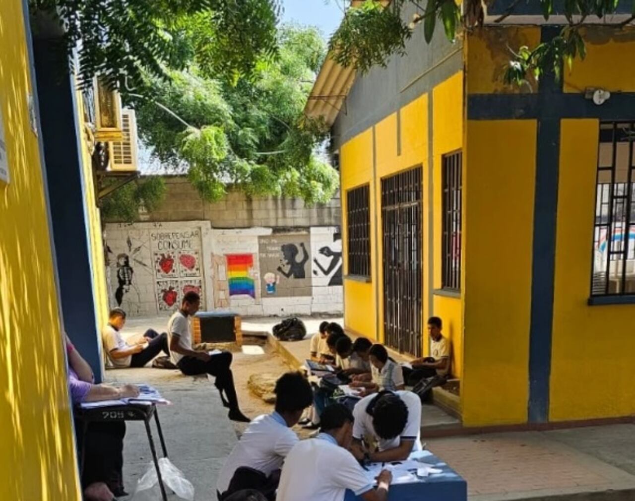 Ola de calor azota a Atlántico: estudiantes de un colegio debieron refugiarse debajo de los árboles.