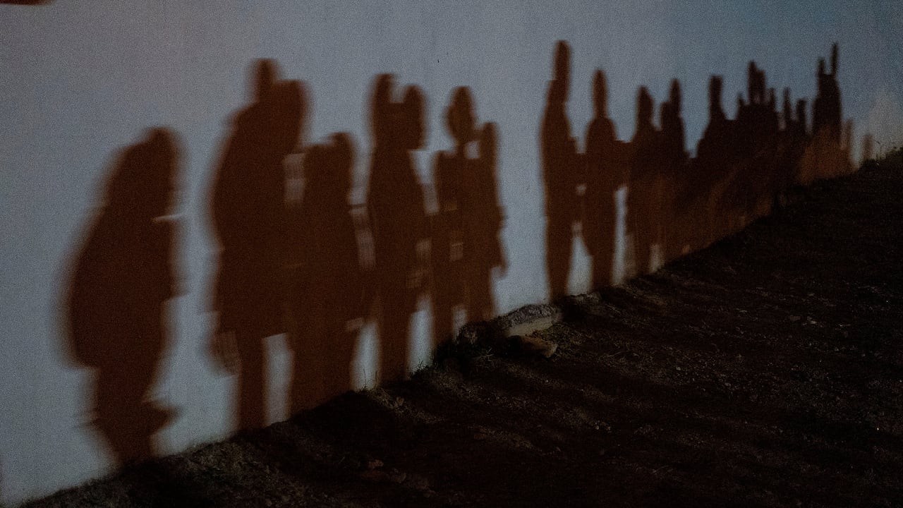 Migrantes en busca de asilo cruzan el río Grande en Roma, Texas