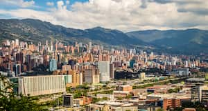 Vista aérea del Valle de Aburrá y la ciudad de Medellín con modernos edificios al fondo