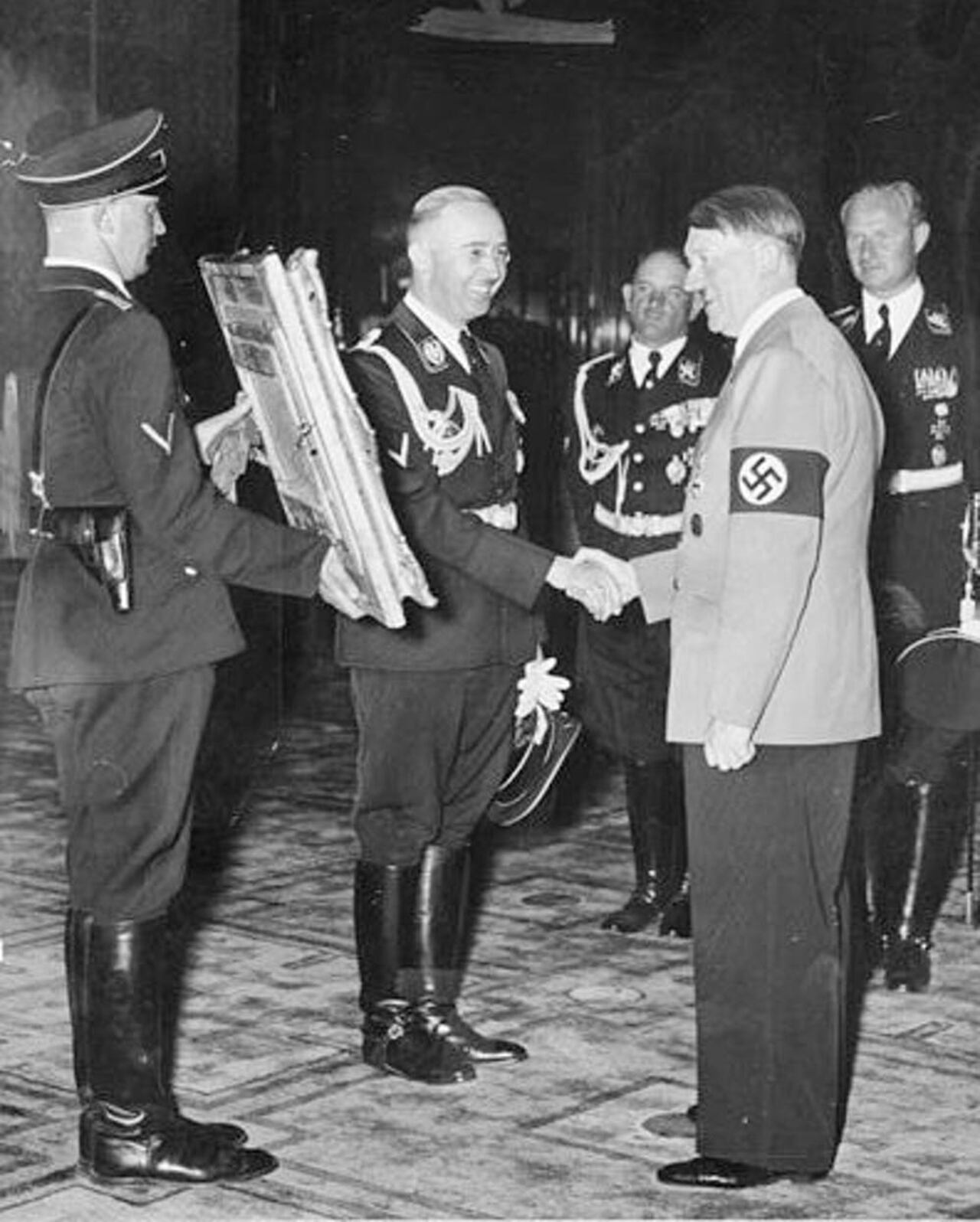 Himmler regala a Hitler un cuadro por su cumpleaños, el 19 de abril de 1939. Wikimedia Commons /  Bundesarchiv, CC BY-SA