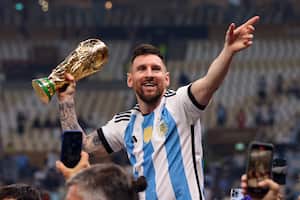 Lionel Messi con el trofeo del Mundial, tras la final de Qatar 2022