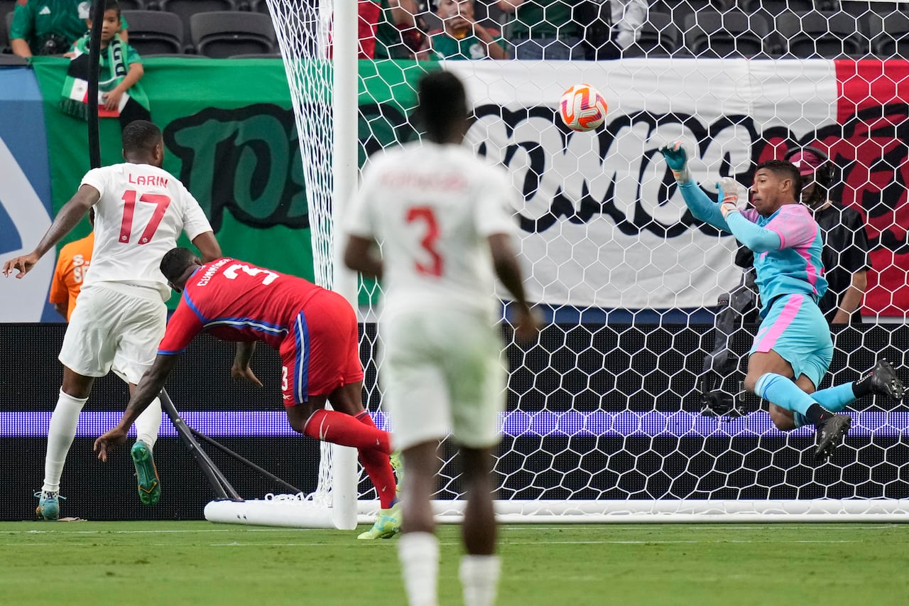El portero Orlando Mosquera, de Panamá, bloquea un tiro de Cyle Larin, de Canadá, a la izquierda, durante la segunda mitad de un partido de fútbol de semifinales de la Liga de Naciones de CONCACAF el jueves, 15 de junio de 2023, en Las Vegas. (Foto AP/John Locher)