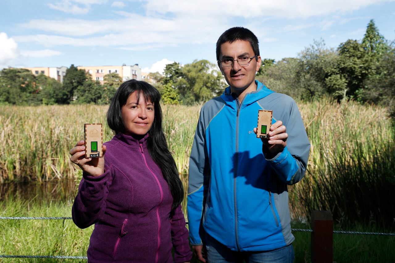 Alba Sandoval Dueñas y Daniel Bernal son las cabezas de Trébola Organización Ecológica, creadores de un sensor a bajo costo que permite a comunidades identificar el material particulado en el ambiente.