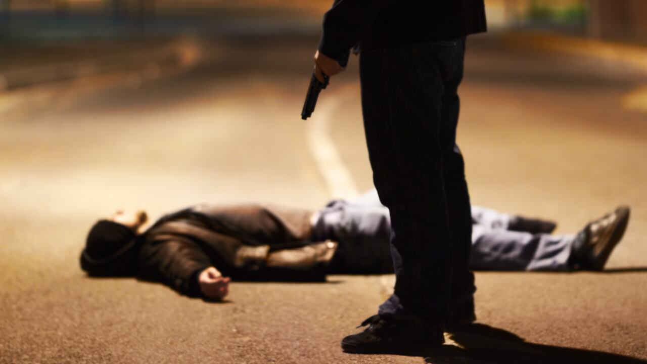 Hombre tirado en el suelo después de ser baleado por un criminal armado