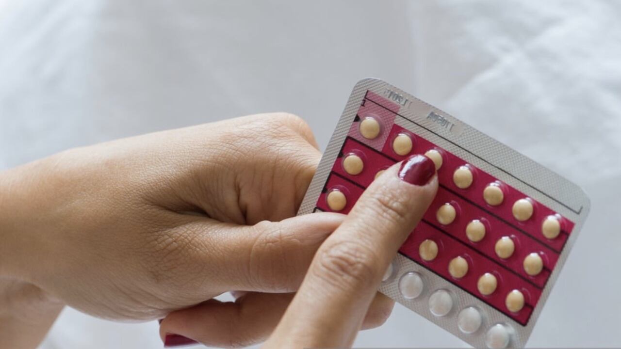 Las nuevas píldoras anticonceptivas combinan generalmente dos hormonas, estrógeno y progesterona, que aligeran y regularizan los períodos.