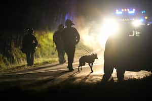 Agentes de policía fuertemente armados revisan una propiedad en Bowdoin, Maine, el jueves 26 de octubre de 2023 en la búsqueda de Robert Card, un reservista del ejército al que las autoridades acusan de matar a tiros a 18 personas. (AP Foto/Steven Senne)