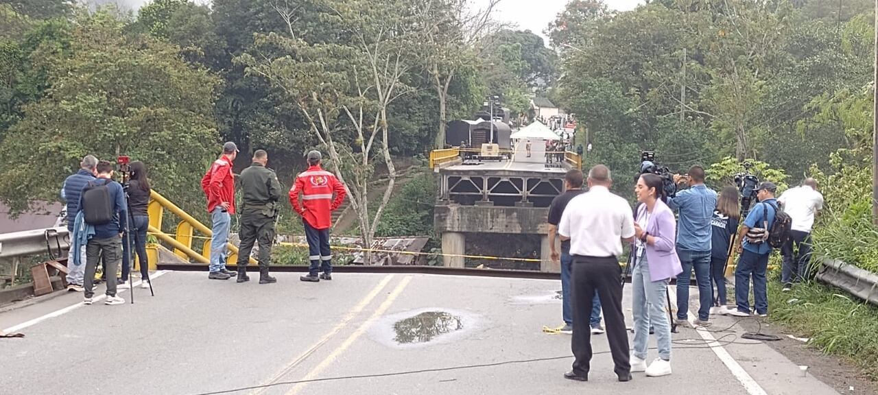 Un día después del colapso, así se ve el puente sobre el río La Vieja: los daños son impresionantes.