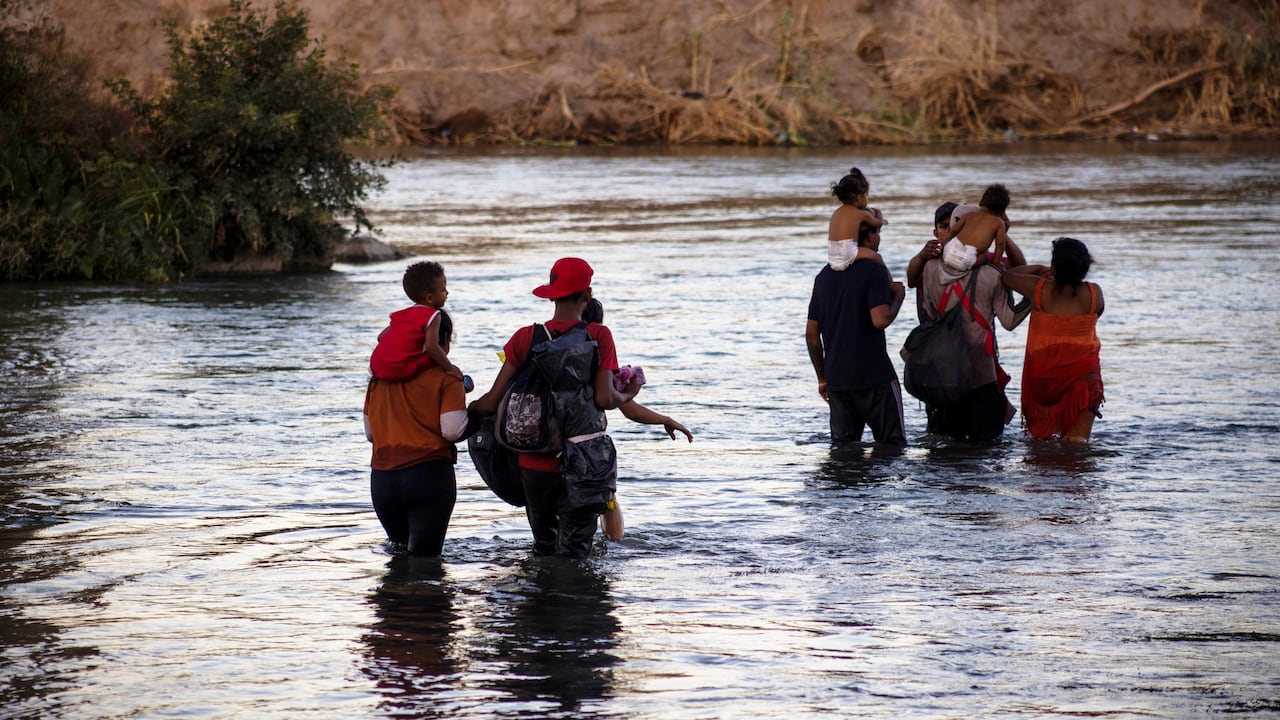Migrantes intentan cruzar la frontera entre Piedras Negras y Eagle Pass, en Piedras Negras, México, el 04 de agosto de 2023.