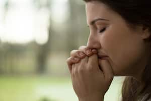 Cuando se siente angustia hay que orar con devoción absoluta.