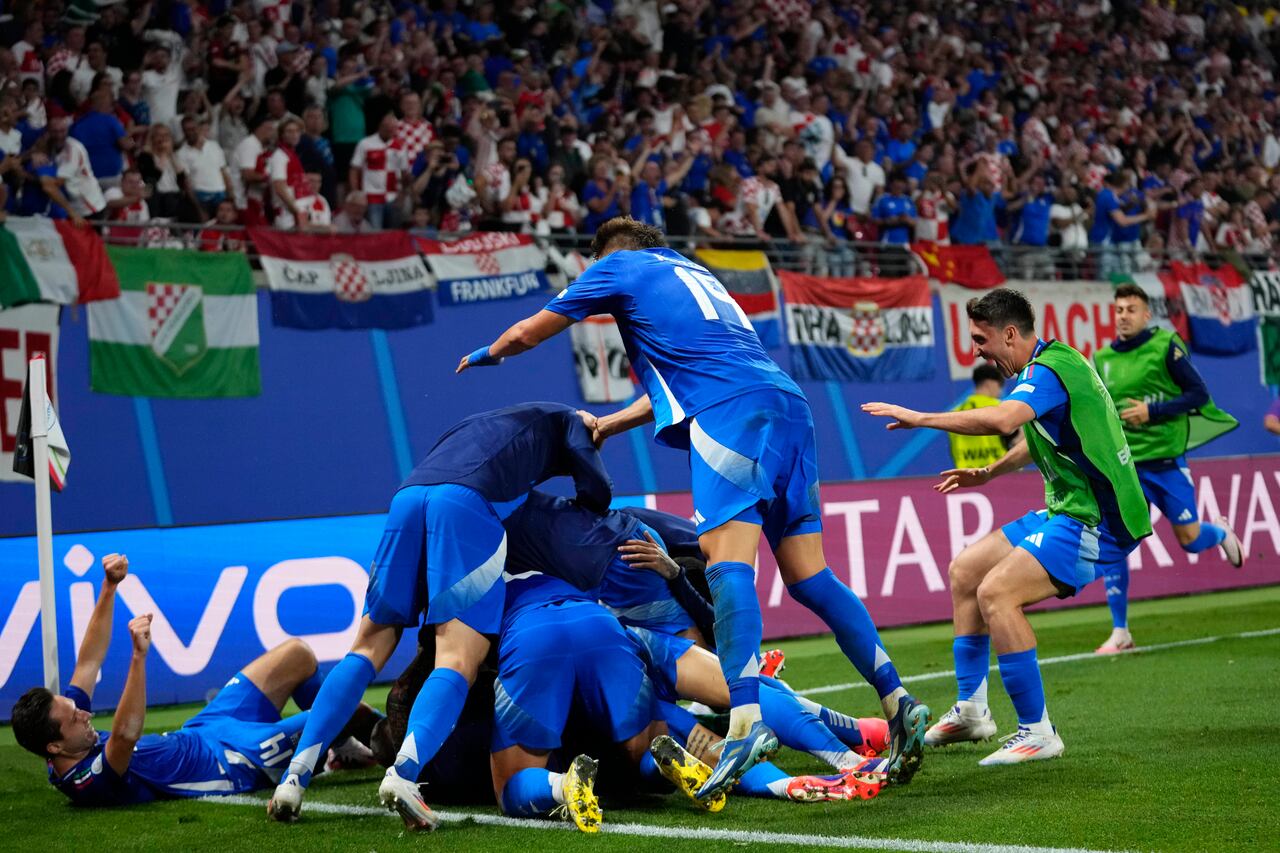 Celebra Italia: en la última jugada del partido le empató a Croacia y se metió entre los 16 mejores del torneo.
