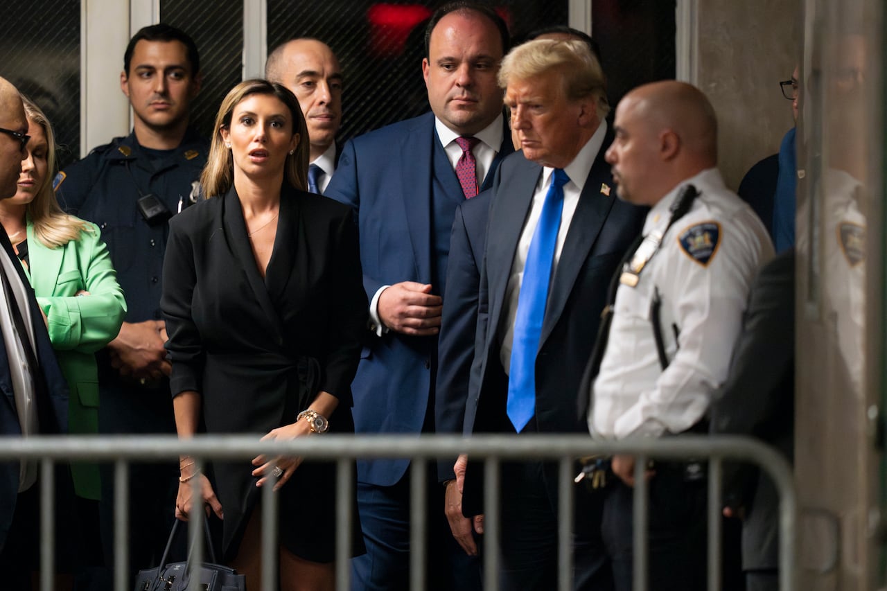 La abogada de Trump, Alina Habba, izquierda, observa mientras el expresidente Donald Trump sale de la sala del tribunal después de que un jurado lo condenó por delitos graves por falsificar registros comerciales en un plan para influir ilegalmente en las elecciones de 2016 en el tribunal penal de Manhattan, el jueves 30 de mayo.