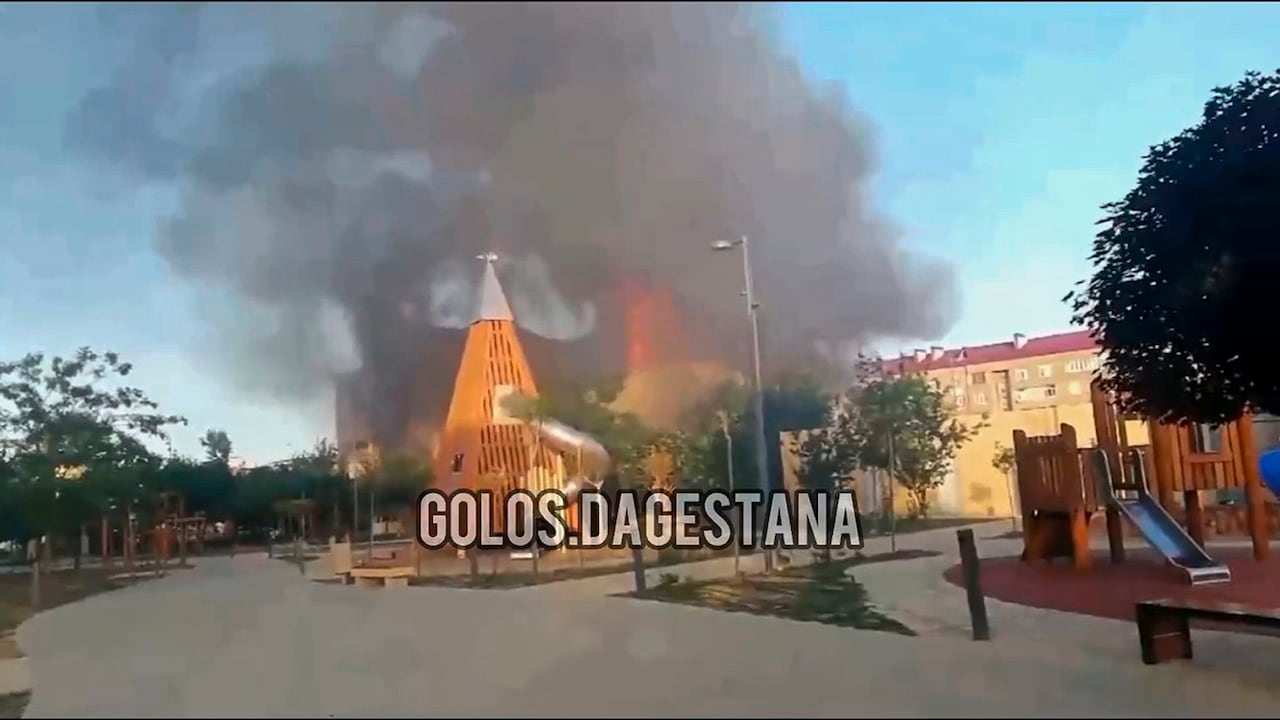 Esta foto tomada de un video publicado por Golos Dagestana muestra una columna de humo después de un ataque en Majachkalá, república de Daguestán, Rusia, el domingo 23 de junio de 2024.