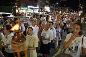 Prosecion del Corpus  Christi desde la Iglesia la milagrosa a la Iglesia el templete. Noche de las antorchas. Video Raul Palacios / El País.