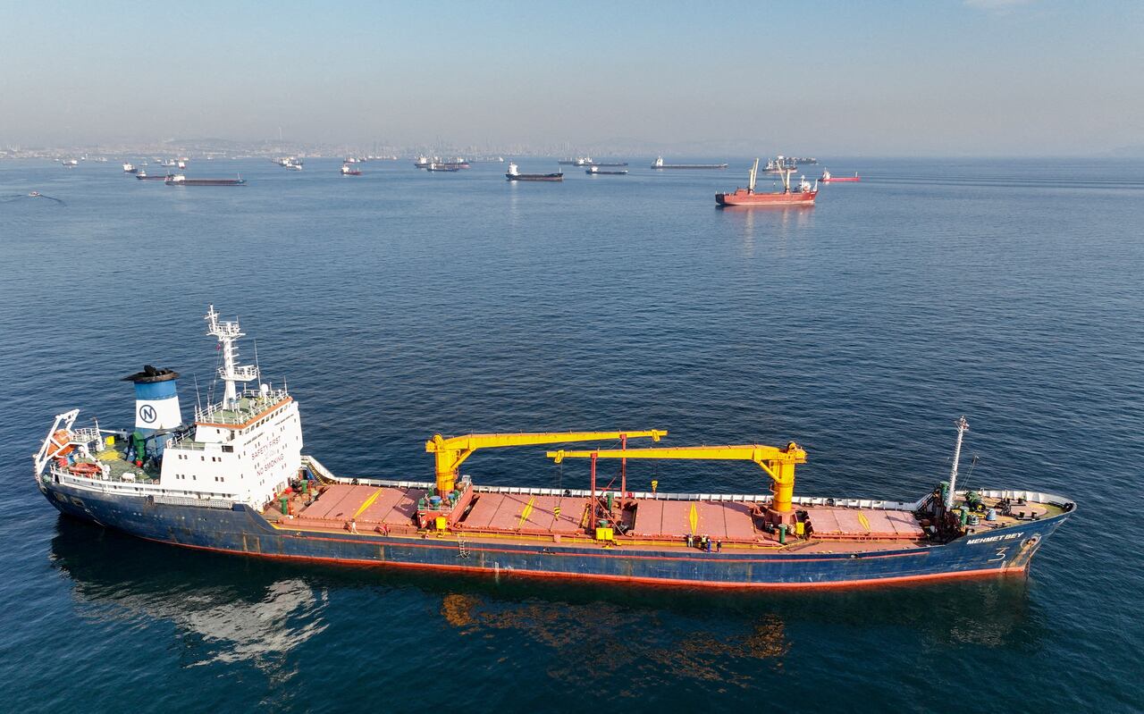 El buque de carga Mehmet Bey espera pasar por el estrecho del Bósforo frente a las costas de Yenikapi durante una mañana brumosa en Estambul, Turquía