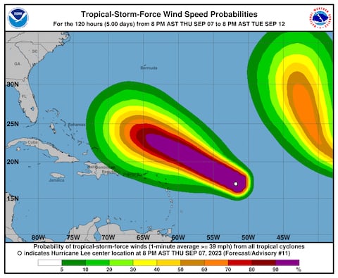 “Lee sigue fortaleciéndose a una velocidad excepcional”, informó el Centro Nacional de Huracanes de Estados Unidos (NHC por sus iniciales en inglés).