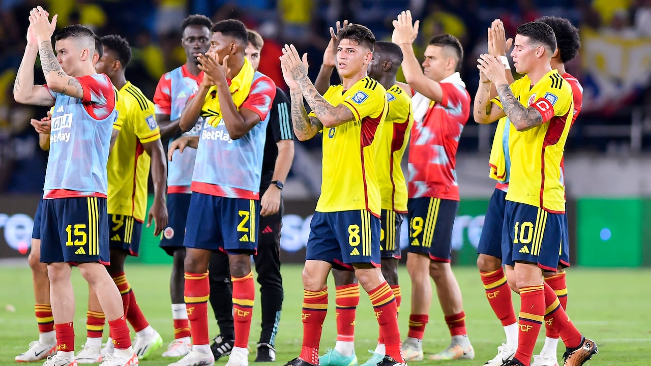BARRANQUILLA, COLOMBIA - SEPTEMBER 07: Players of Colombia acknowledges the fans after a FIFA World Cup 2026 Qualifier match between Colombia and Venezuela at Metropolitano Stadium on September 07, 2023 in Barranquilla, Colombia. (Photo by Gabriel Aponte/Getty Images)