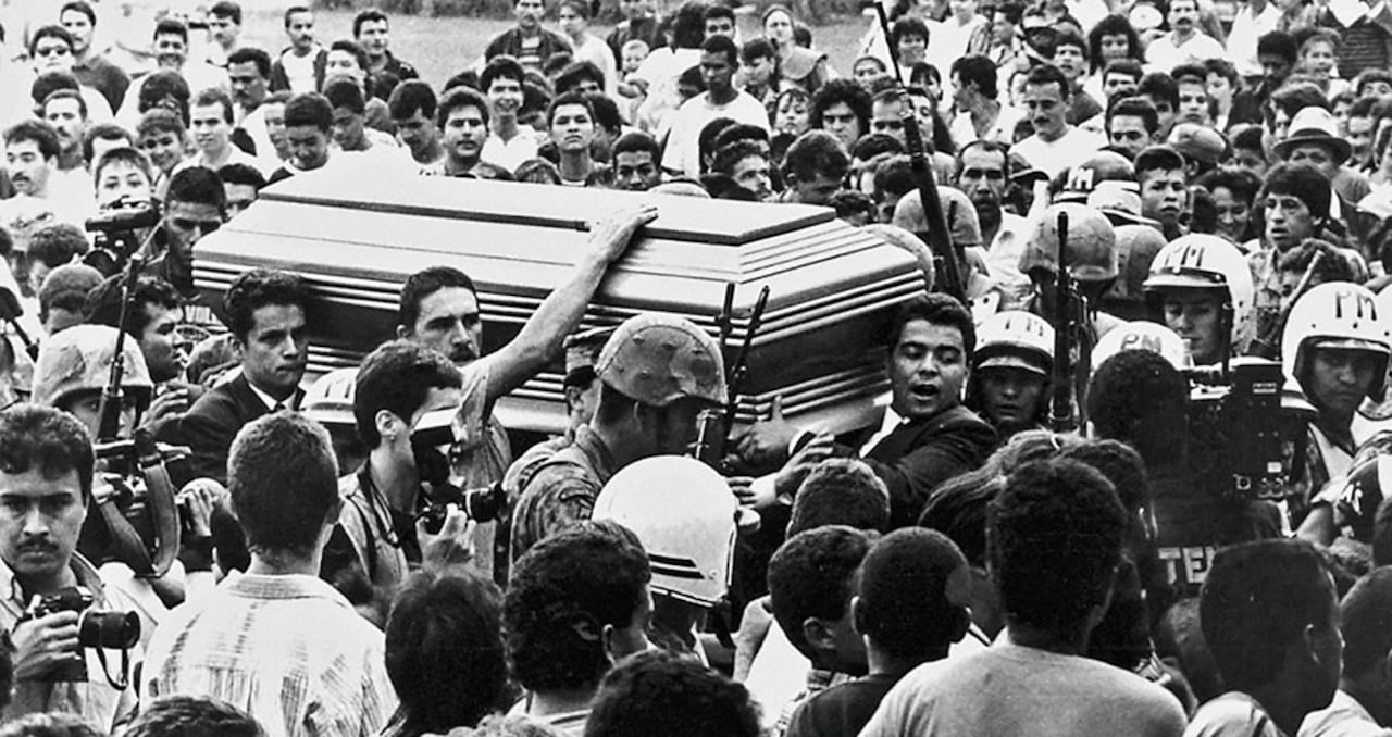 Tras su muerte, en diciembre de 1993, miles de personas, especialmente de sectores populares de Medellín, se volcaron a las calles para despedir a Escobar.